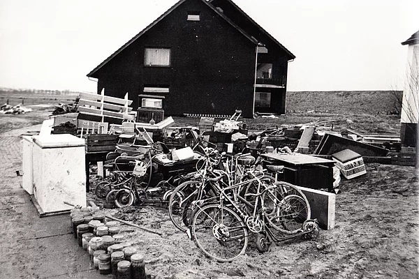 Aus überschwemmten Kellern gerettetes Eigentum