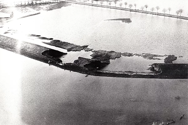 Lufbildaufnahme vom mehrfach gebrochenen Deich