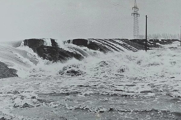 Das bekannteste Foto des Deichbruches von 1976